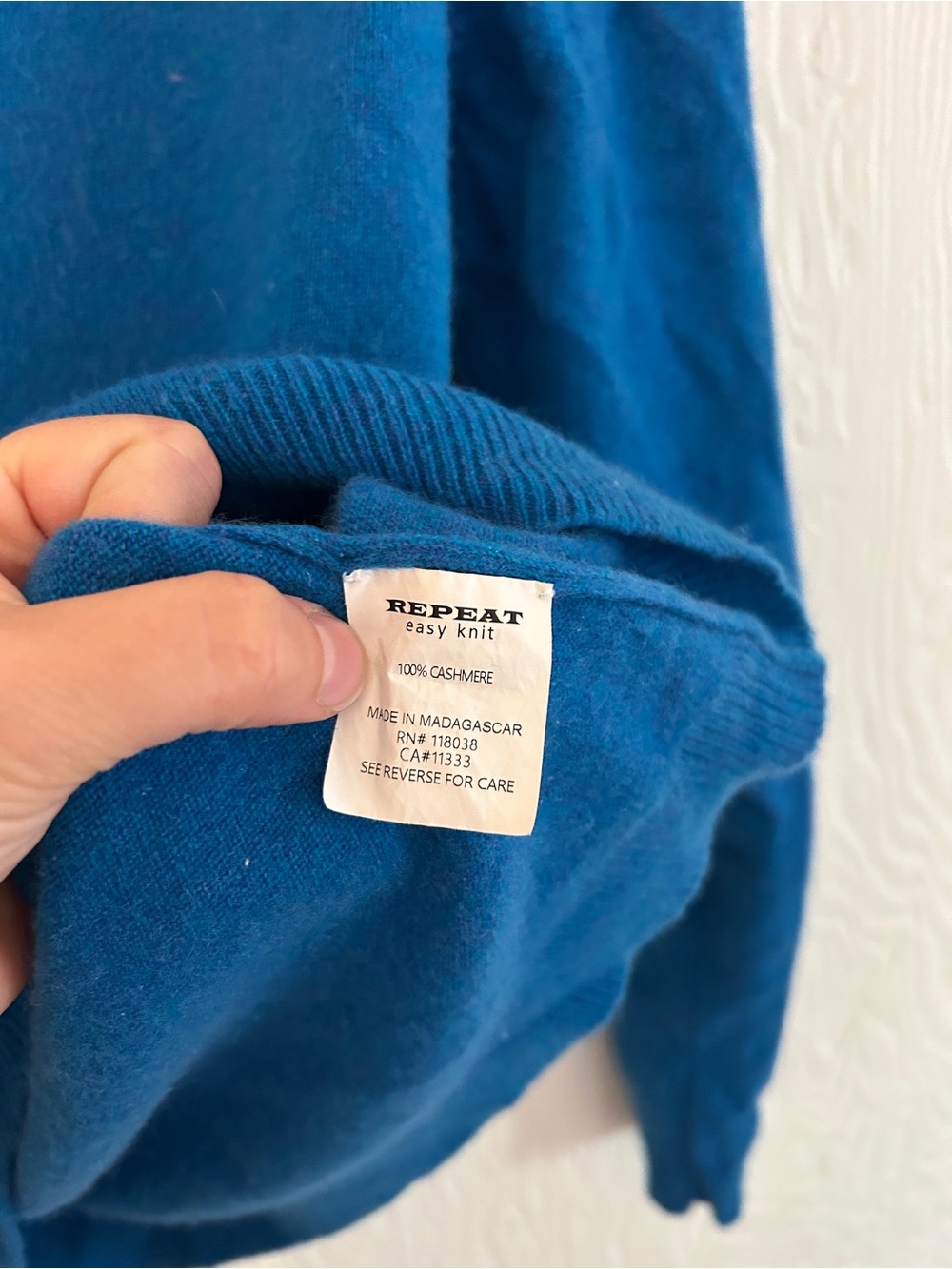 REPEAT 100% Cashmere V-neck Sweater Blue Size Large Luxury Soft Cozy Staple - Picture 3 of 3
